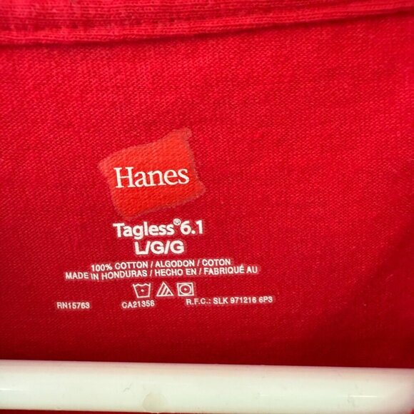 Hanes Red Crew Neck Short Sleeve "Kiss My Buttes" T-Shirt - Picture 4 of 4